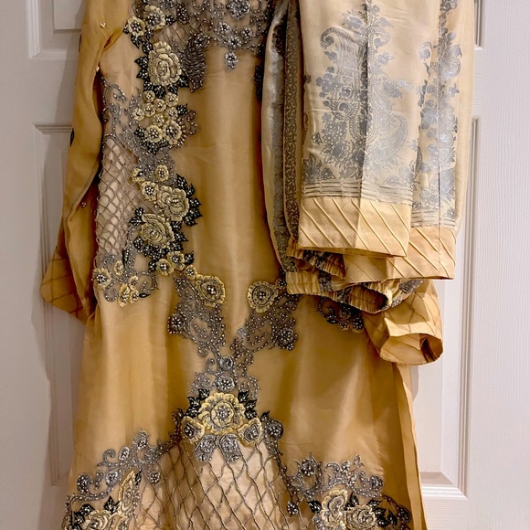 SALE.closing closet. Pakistani designer shalwar kameez -3 pieces - Picture 2 of 7